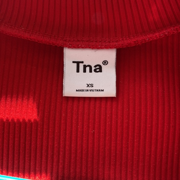 Aritzia tna red cropped tee - Picture 2 of 3